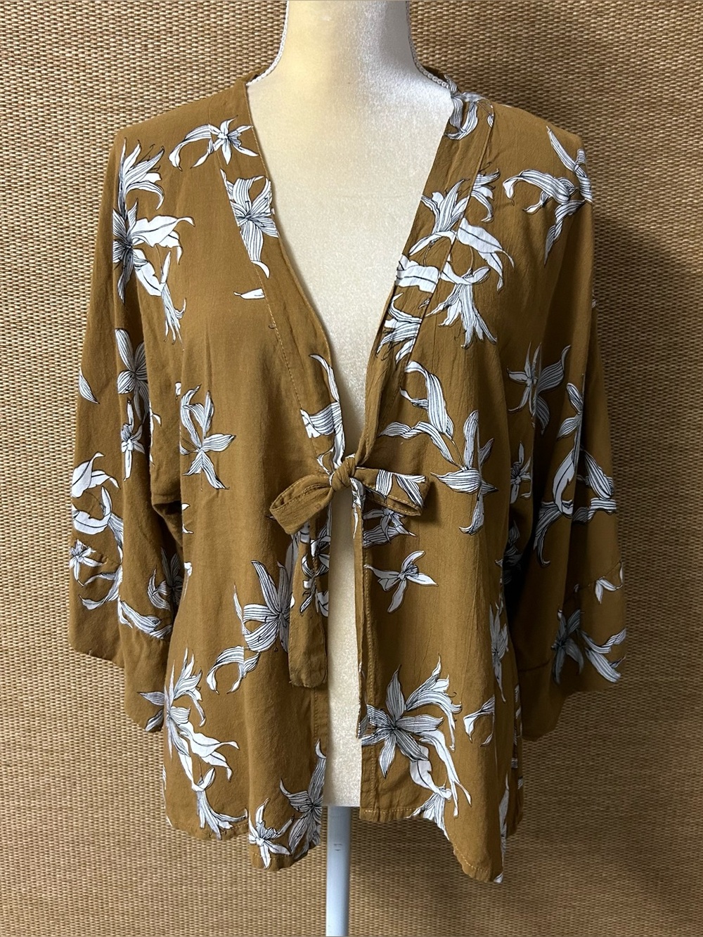 Gillia Top Women’s Medium Tan White Floral